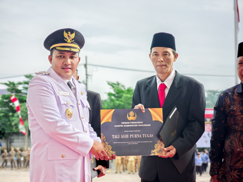 Penyerahan Tali Asih Purna Tugas oleh Bupati Pasuruan