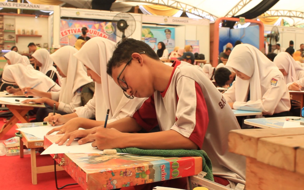 Lomba Melukis Poster SMP di Acara Festival Durian 2024
