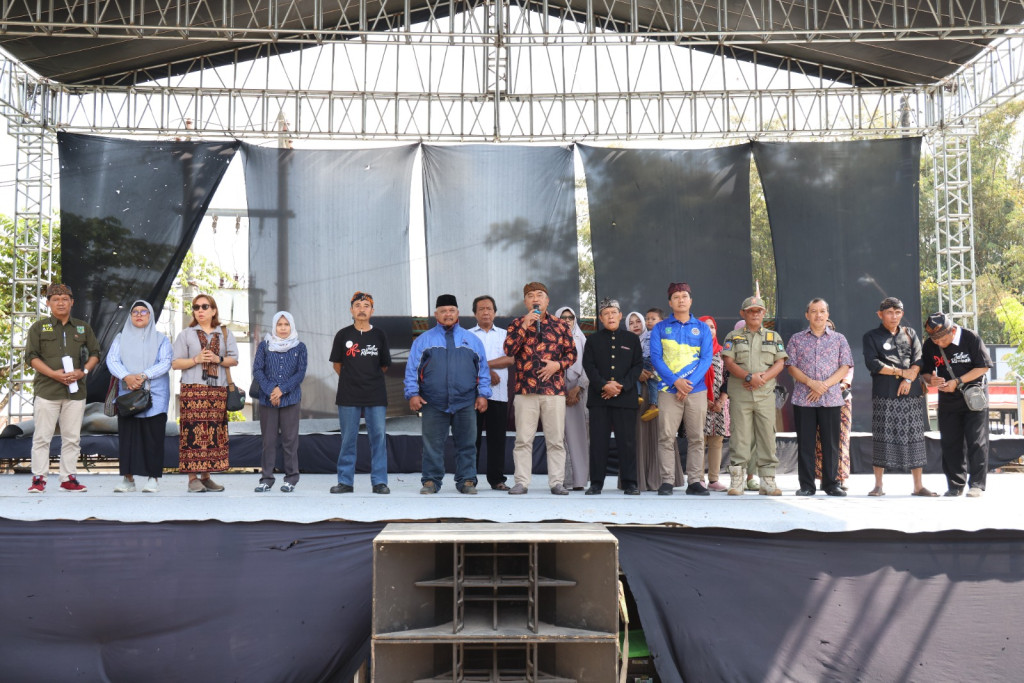 Ritual Kayon di Desa Gerbo Purwodadi dalam Rangka HUT Kabupaten Pasuruan ke-1095