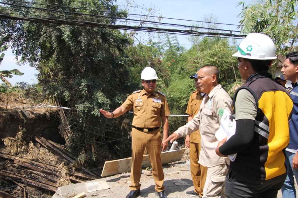Tinjau Jalan Rusak di Kabupaten Pasuruan