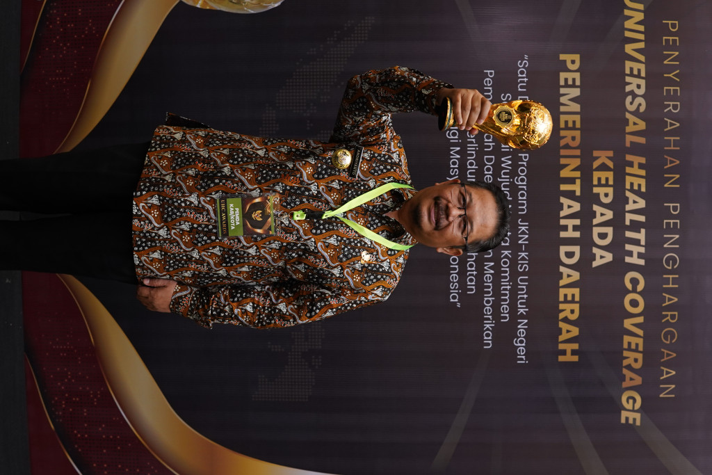Pemerintah Kabupaten Pasuruan Raih Penghargaan UHC dari Wakil Presiden RI